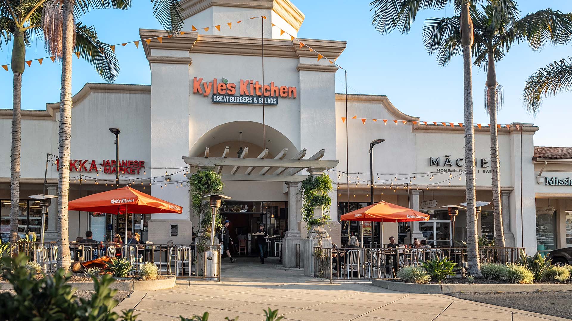 Restaurants and retail spaces at Calle Real Center.